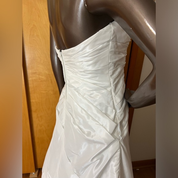 A- line taffeta sweetheart strapless wedding gown David Bridal style WG3243. - Picture 3 of 8